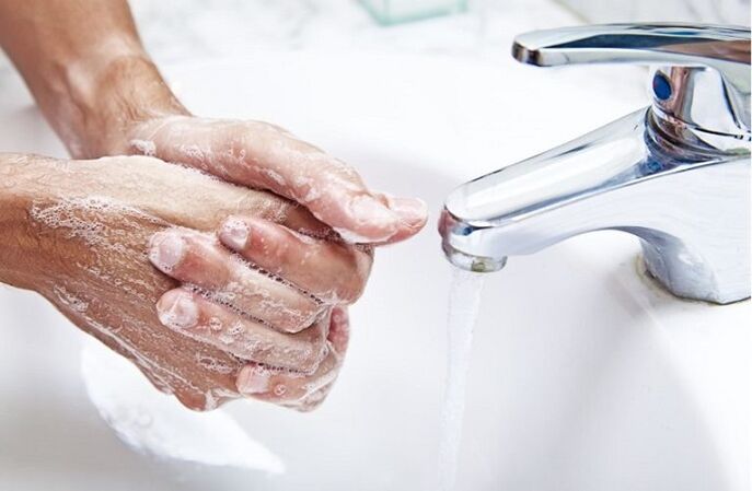 Händewaschen zur Vorbeugung von Parasitenbefall