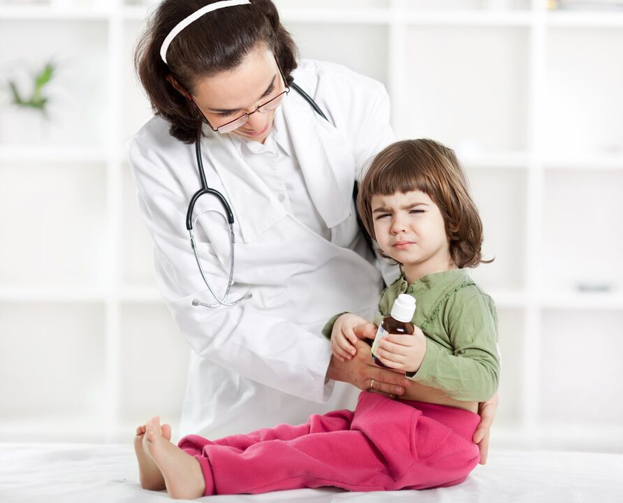 der Arzt untersucht das Kind auf Symptome von Würmern
