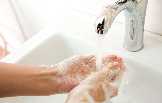 Händewaschen, um eine Infektion mit Würmern zu verhindern