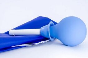 reinigender Einlauf zur Entfernung von Parasiten aus dem Körper